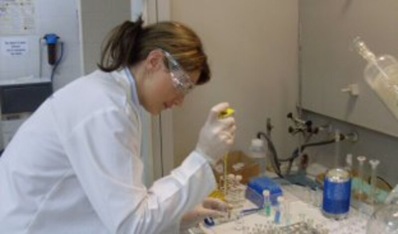 Científica trabajando en un laboratorio