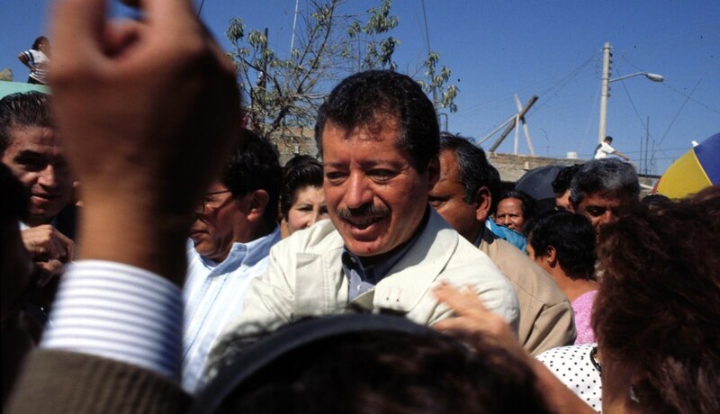 El candidato presidencial Cuauhtémoc Cárdenas Solórzano saluda a sus simpatizantes durante un mitin en la Ciudad de México.