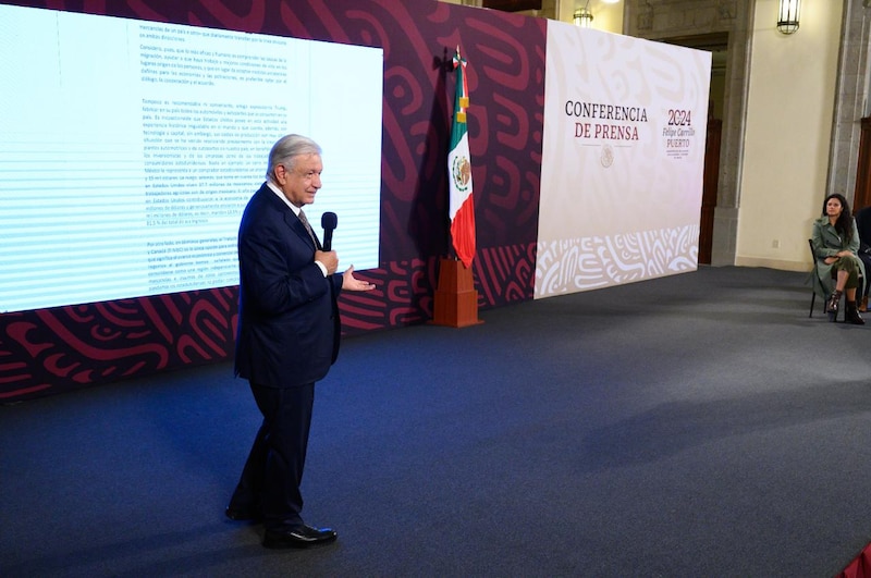 El presidente Andrés Manuel López Obrador ofrece una conferencia de prensa en Puerto Vallarta, Jalisco