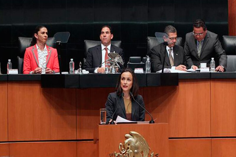 La diputada Margarita Zavala da un discurso en el Congreso de México.