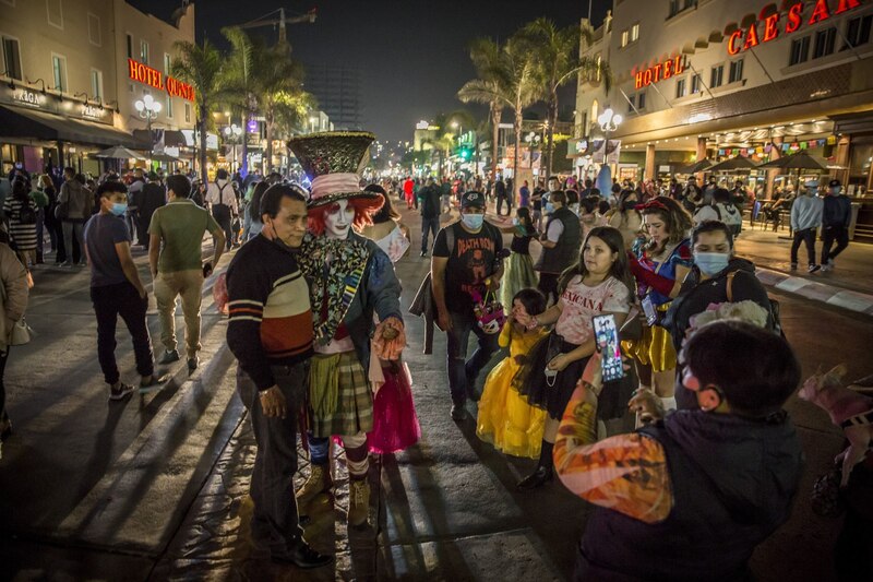 Miles de personas salieron a festejar el Día de Brujas en Tijuana a pesar del Covid-19