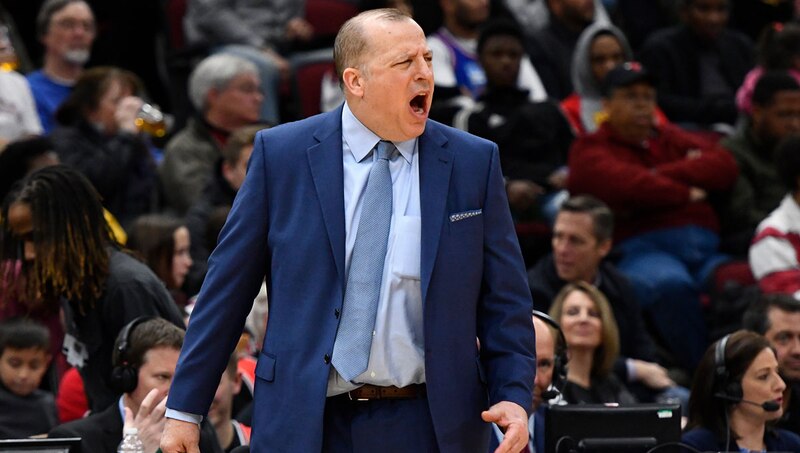 El entrenador de baloncesto Gregg Popovich grita a sus jugadores