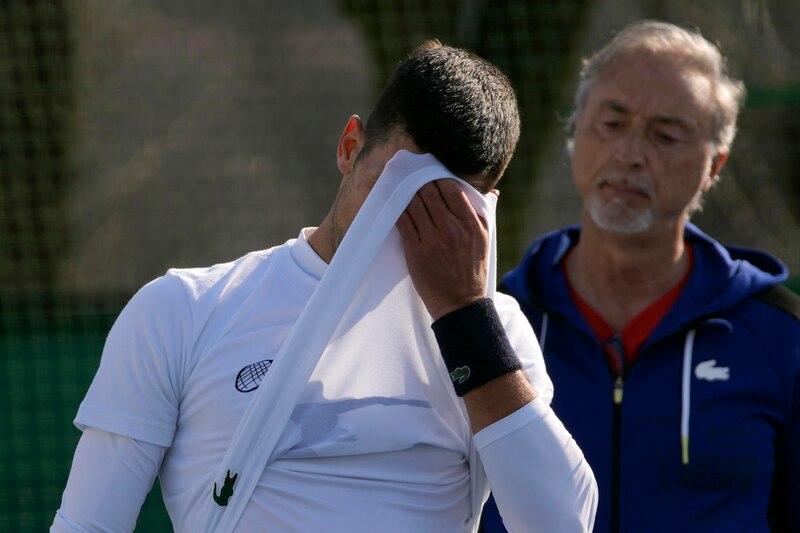 Djokovic se seca el sudor durante un partido de tenis