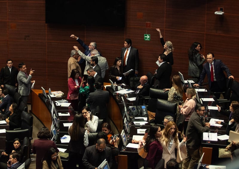 Aspecto de votación durante sesión en la Cámara de Senadores.