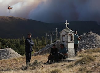Choque entre dos helicópteros antiincendios deja dos muertos y dos heridos en Grecia