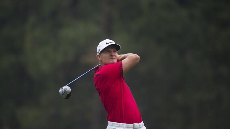Golfista profesional realizando un swing