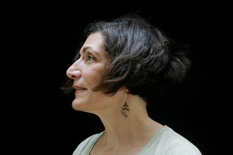 Retrato de una mujer de mediana edad con el pelo corto y oscuro.