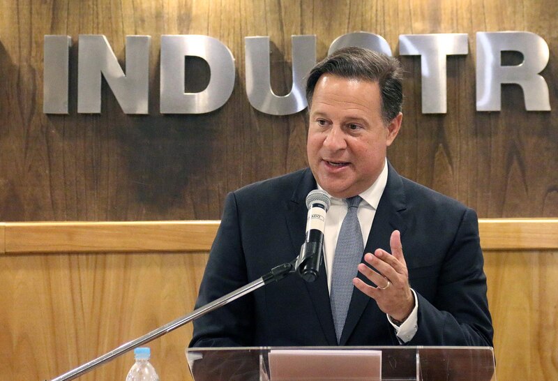 El presidente de la industria manufacturera habla en un podio.