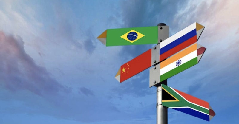 Banderas de los países que conforman el bloque BRICS: Brasil, Rusia, India, China y Sudáfrica, analizados como una alternativa para México en la diversificación económica