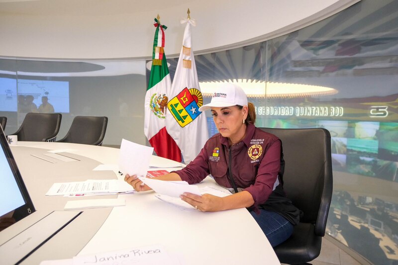 La gobernadora de Quintana Roo, Mara Lezama, revisa documentos en su oficina.