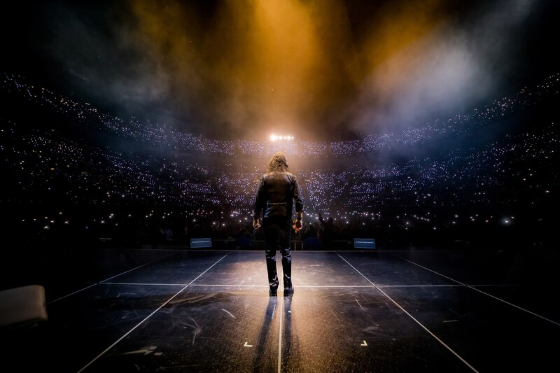 Un cantante en un concierto