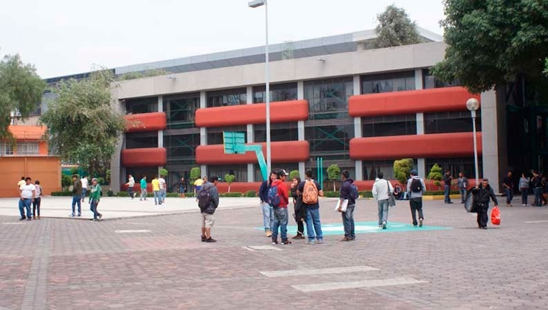 Estudiantes en el campus de la universidad