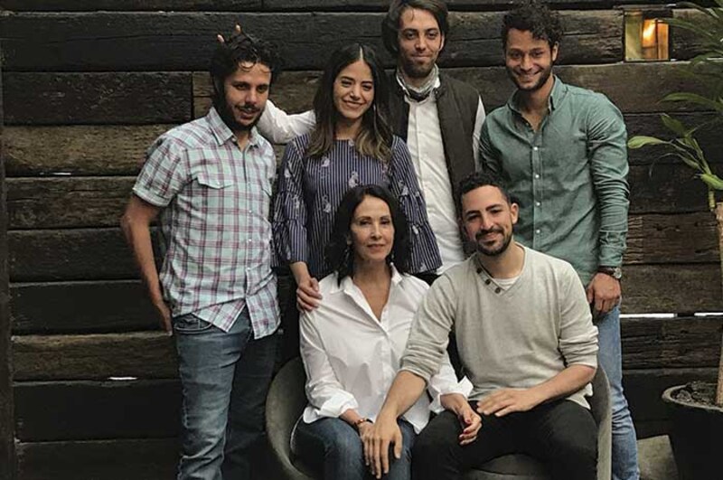 Actriz mexicana Verónica Castro con sus hijos
