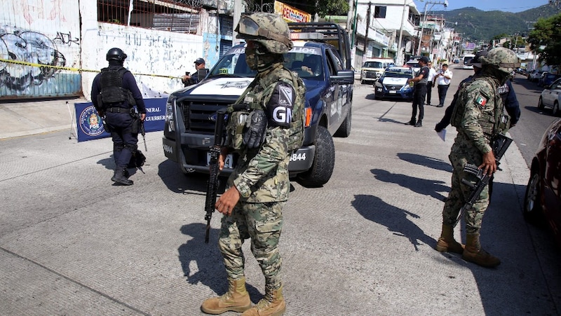 Enfrentamiento entre policías y civiles armados en Acapulco