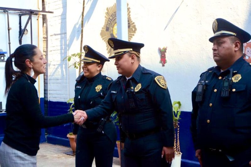 Policías saludan a una mujer