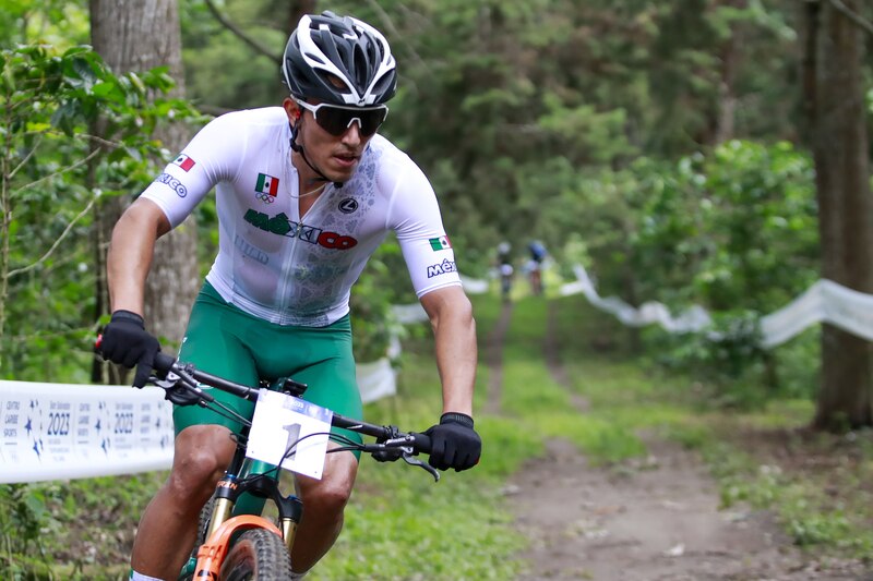 Ciclista mexicano en acción durante una carrera de ciclismo de montaña.