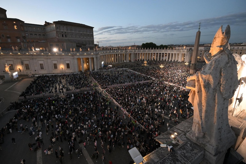 Miles de personas se reunieron para esperar la primera fumata de este Cónclave frente al Vaticano.