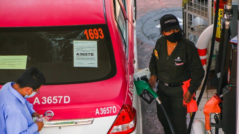 Mujer cargando gasolina en un automóvil