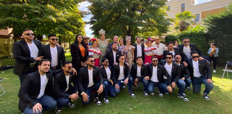 Banda el Recodo y Julión Álvarez juntos en una foto