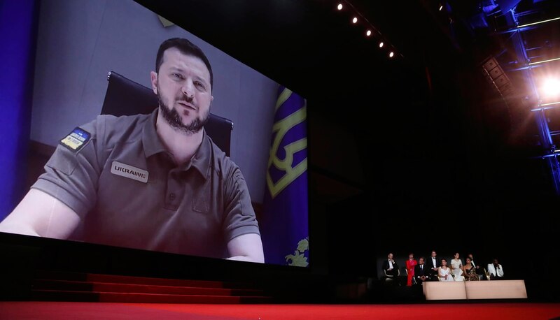 El presidente ucraniano, Volodimir Zelenski, se dirige al Festival de Cine de Cannes a través de un enlace de vídeo.