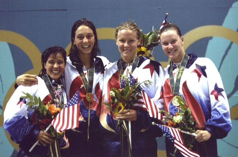 El equipo de natación de Estados Unidos celebra su victoria en los Juegos Olímpicos de 1996