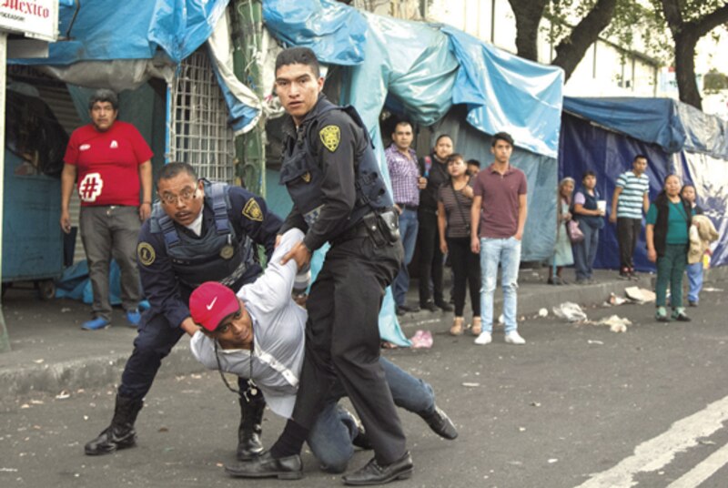 La policía detiene a un hombre en la calle.