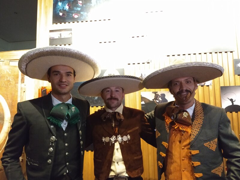 Mariachis en traje tradicional mexicano