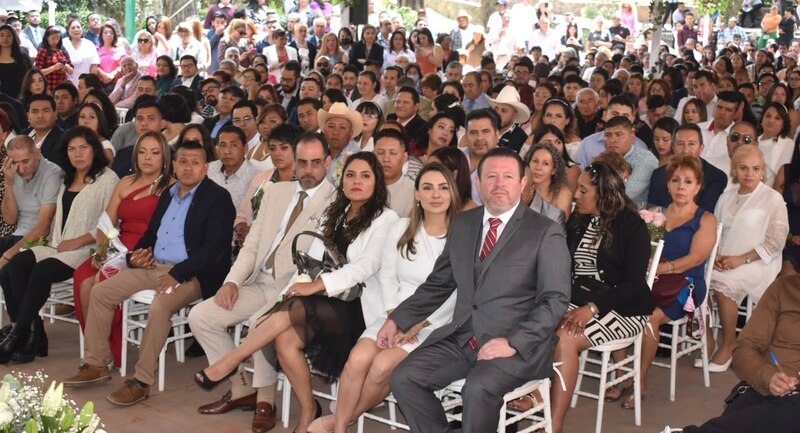 Entrega de reconocimientos a los mejores alumnos de la escuela primaria "Benito Juárez".