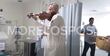 Médico pediatra, toca el violín para sus pacientes