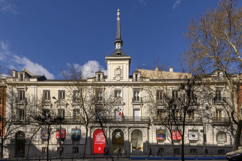 Edificio histórico con fachada de piedra y balcones