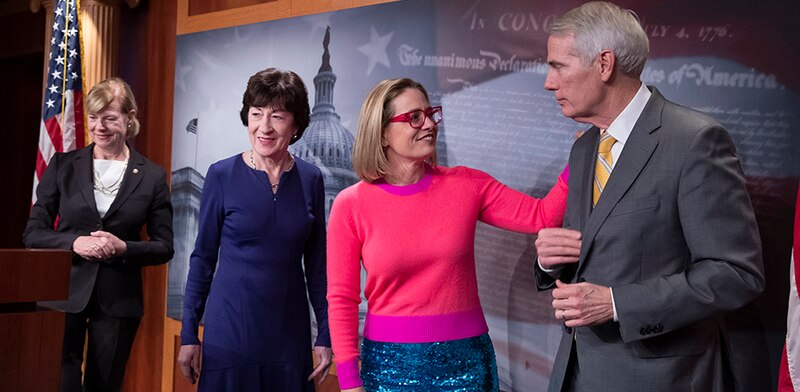 Nancy Pelosi, presidenta de la Cámara de Representantes de los Estados Unidos, junto a otras mujeres políticas.