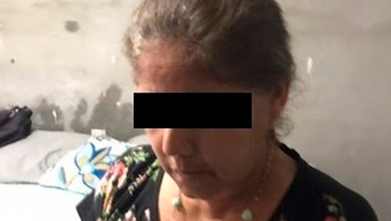 Mujer con el pelo blanco