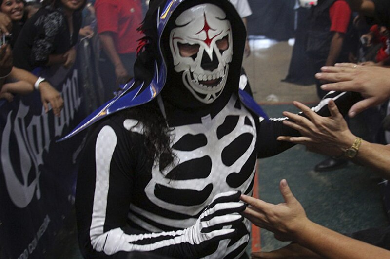 El luchador Místico saluda a sus fans