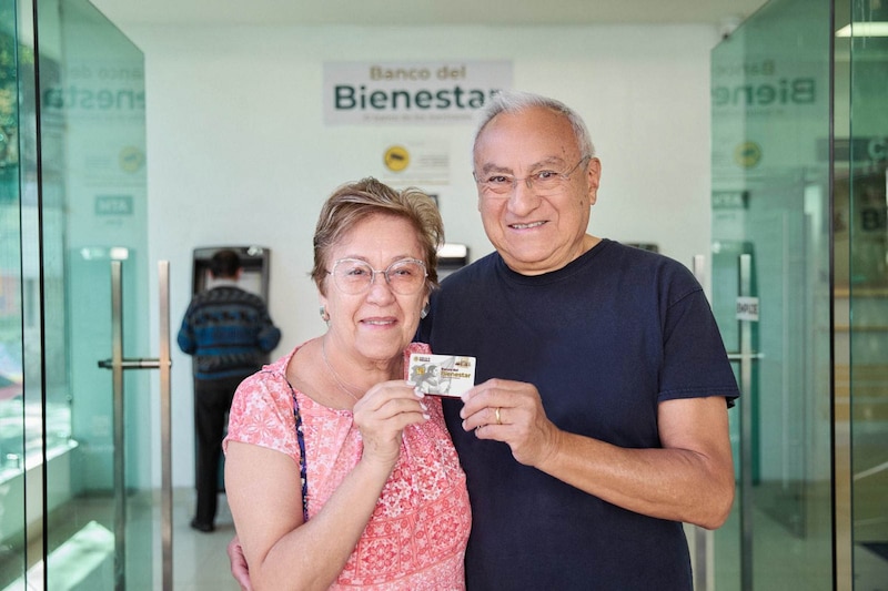 Las tarjetas del Banco del Bienestar cuentan con nuevo diseño y ahora tienen la imagen del actual Gobierno de México, caracterizada por la figura de la joven mexicana. Así lo informó la Presidenta de México, Claudia Sheinbaum Pardo, en su conferencia matutina: “Las mañaneras del pueblo”. Los plásticos están destinados para los nuevos beneficiarios de los Programas para el Bienestar: en enero para las beneficiarias de Pensión Mujeres Bienestar y en febrero para la nueva beca universal “Rita Cetina Gutiérrez”