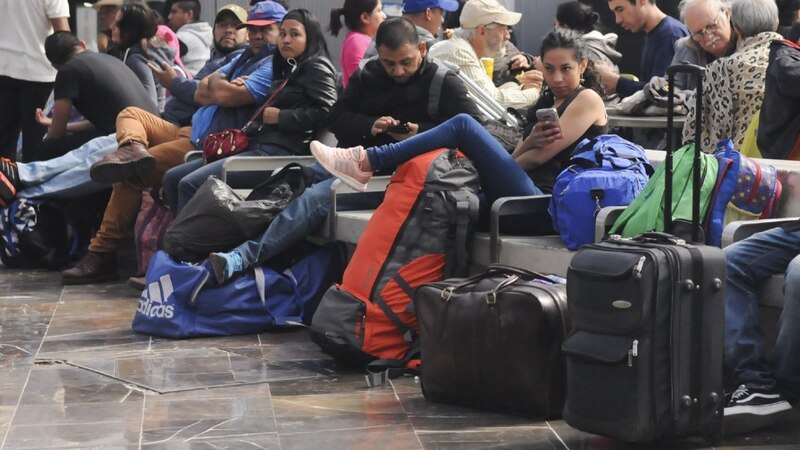 Pasajeros esperan en la terminal del aeropuerto