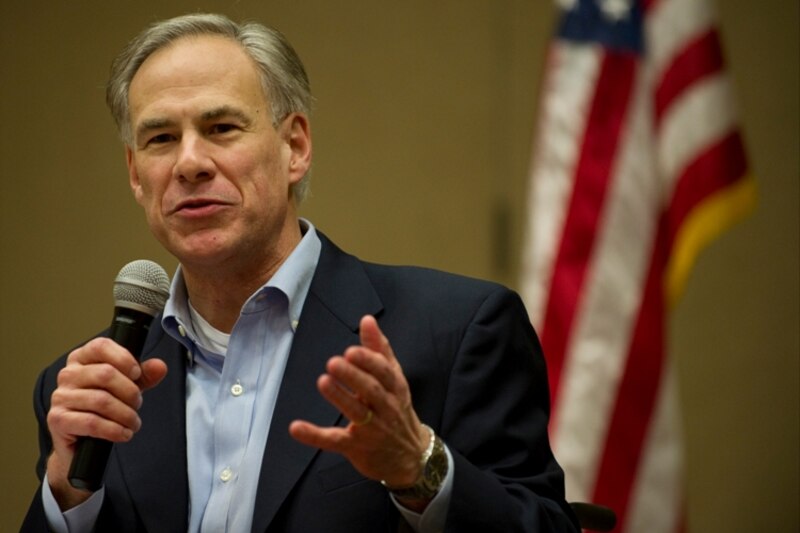 El gobernador de Texas, Greg Abbott, pronuncia un discurso.