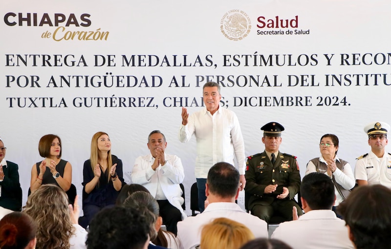 Gobernador Rutilio Escandón en la entrega de reconocimientos en Tuxtla Gutiérrez, Chiapas