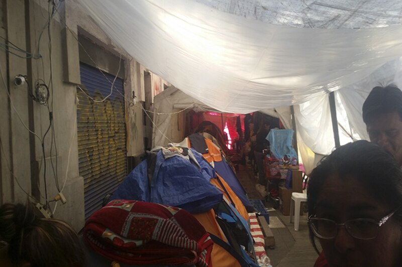 Un campamento improvisado para personas sin hogar en una calle de la ciudad.