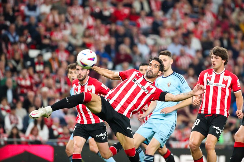 Raúl García, jugador del Athletic Club, en un partido de fútbol.