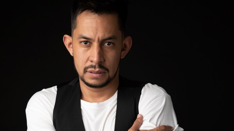 Retrato de un hombre joven con barba y chaleco