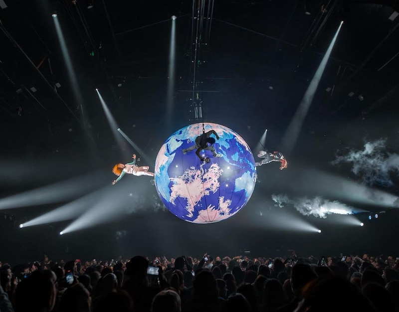 Acrobacia en el aire con una esfera gigante