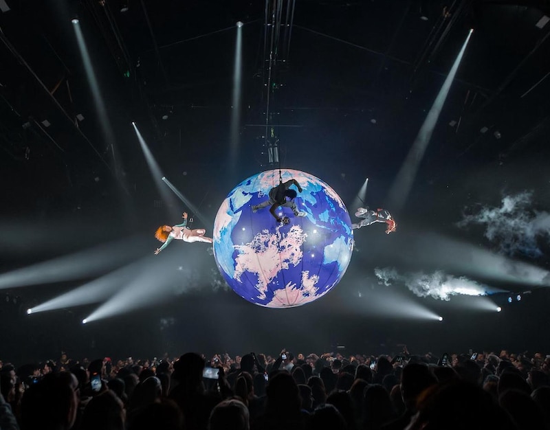 Acrobacia en el aire con una esfera gigante