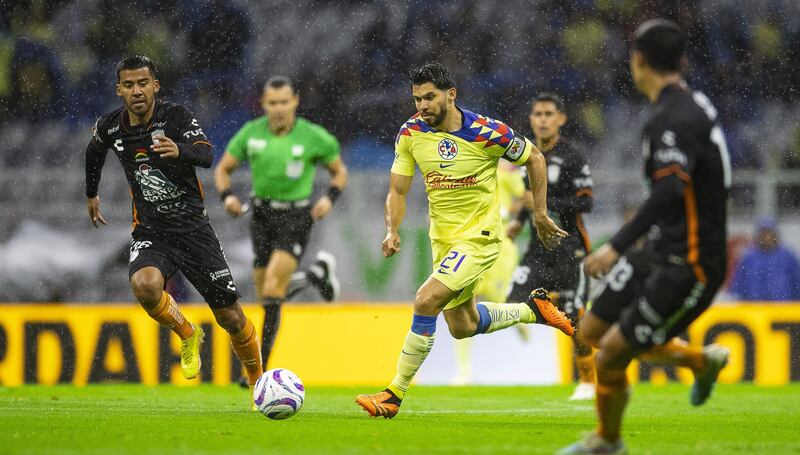Jugador de fútbol mexicano Erick Gutiérrez en acción durante un partido de la Liga MX.