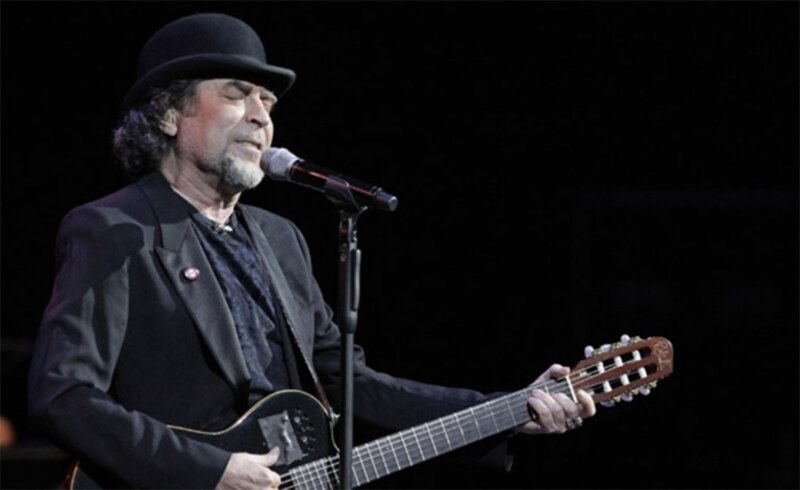 Joaquín Sabina cantando en concierto