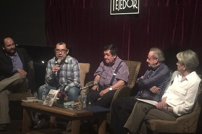 Escritores en una mesa redonda
