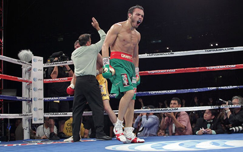El boxeador mexicano Saúl "Canelo" Álvarez celebra su victoria.