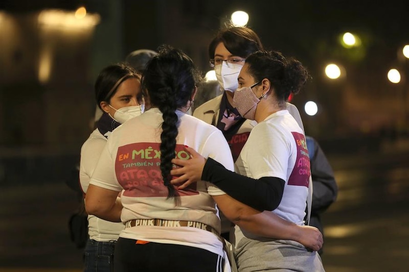 Mujeres se abrazan en una protesta contra la violencia de género.