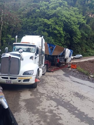 El paso en la Sierra Otomí-Tepehua sigue cerrado después del fallido intento de retirar un tráiler atorado
