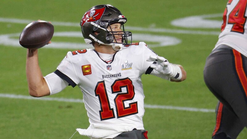 Tom Brady lanza un pase durante la Super Bowl LV