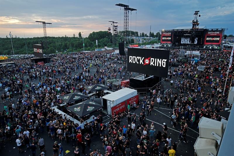 Multitud de personas en un concierto de rock